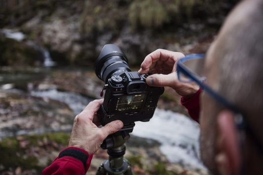 What is the difference between a DSLR and a Mirrorless Camera?